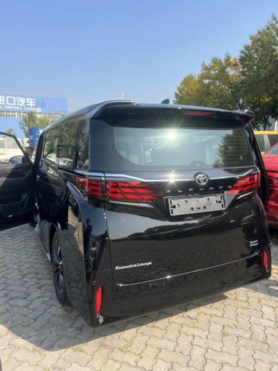 2024款丰田埃尔法保姆车和威尔法报价配置区别