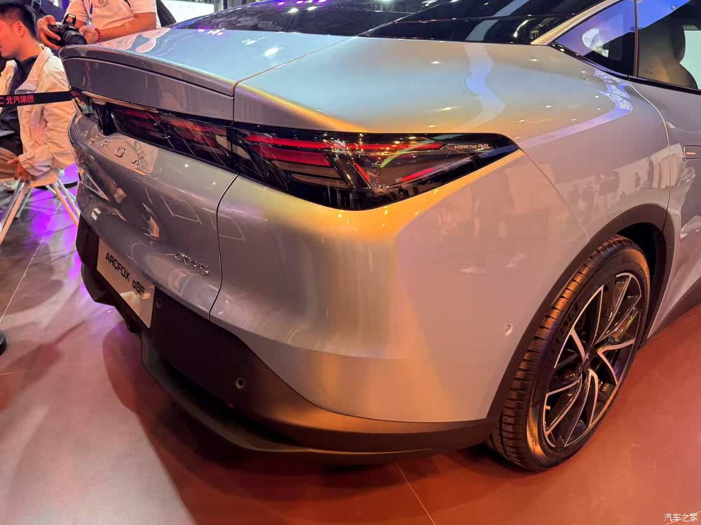 极狐新阿尔法S5上海车展焕新上市 零售价11.98万起