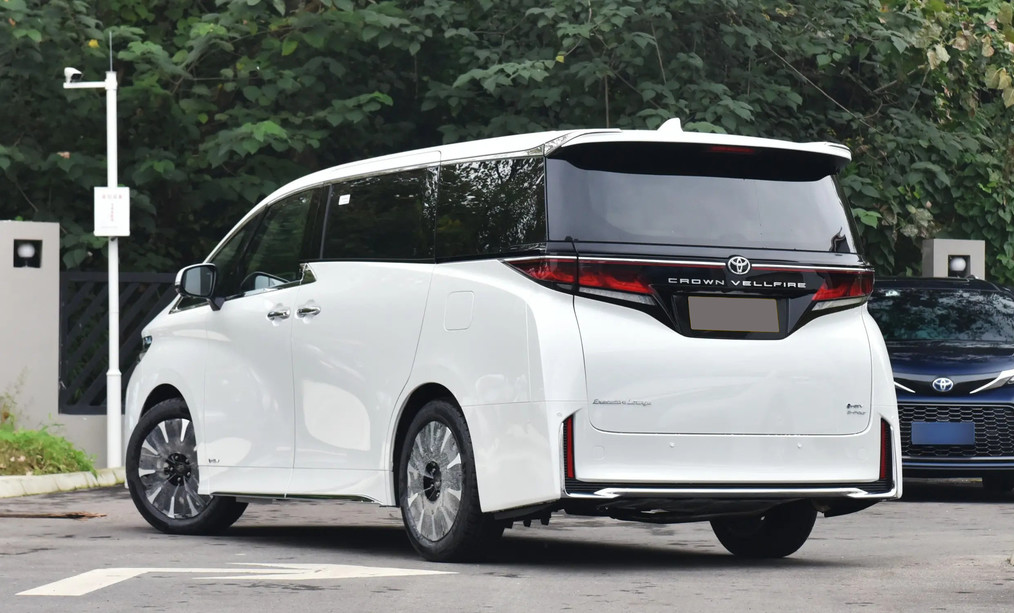 全新皇冠威尔法上市 内外焕新