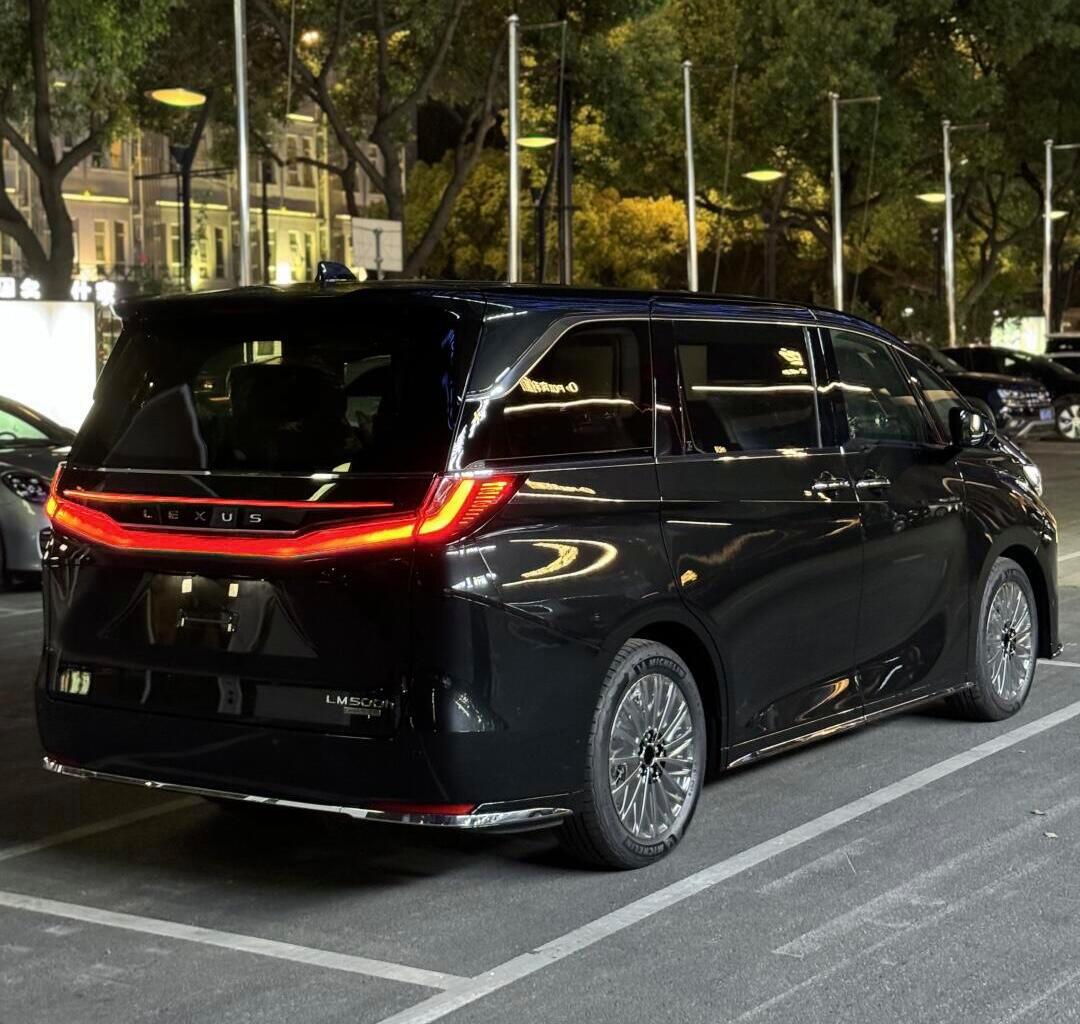 成都雷克萨斯LM亚洲版平价销售122万起 直降43万