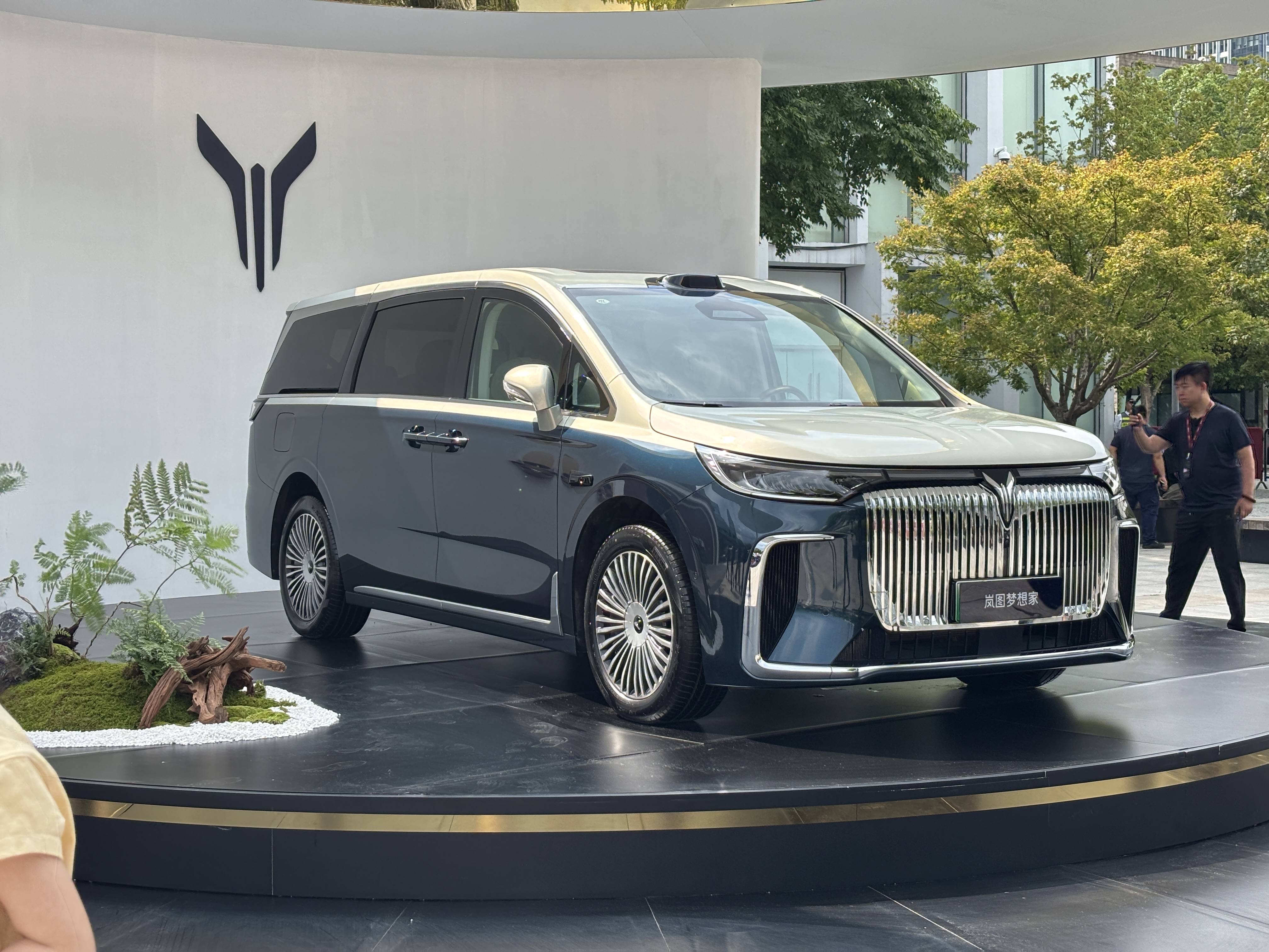 成都岚图梦想家最低32.99万起售 暂无优惠