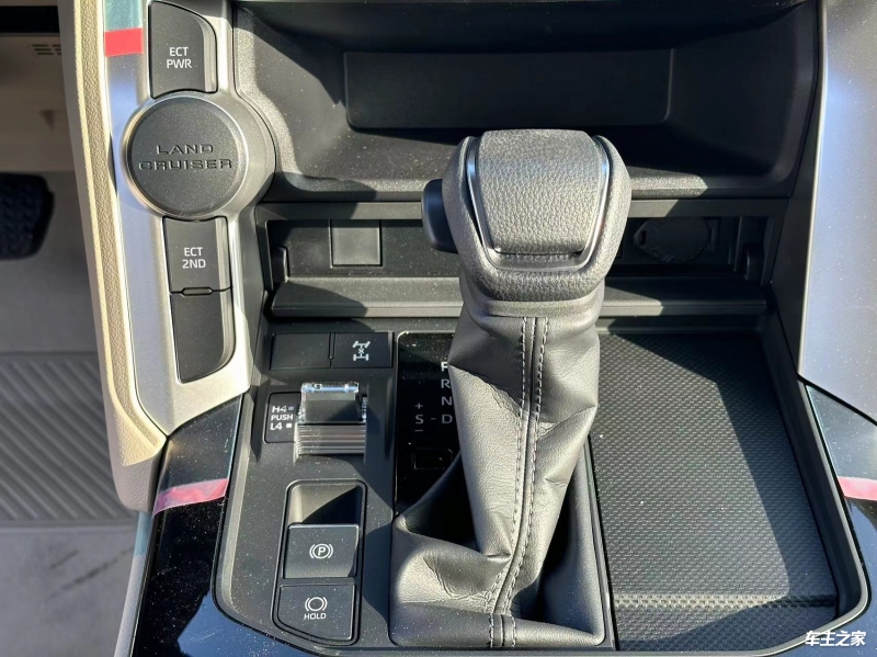 2024款酷路泽3500外观内饰改变 变化很大