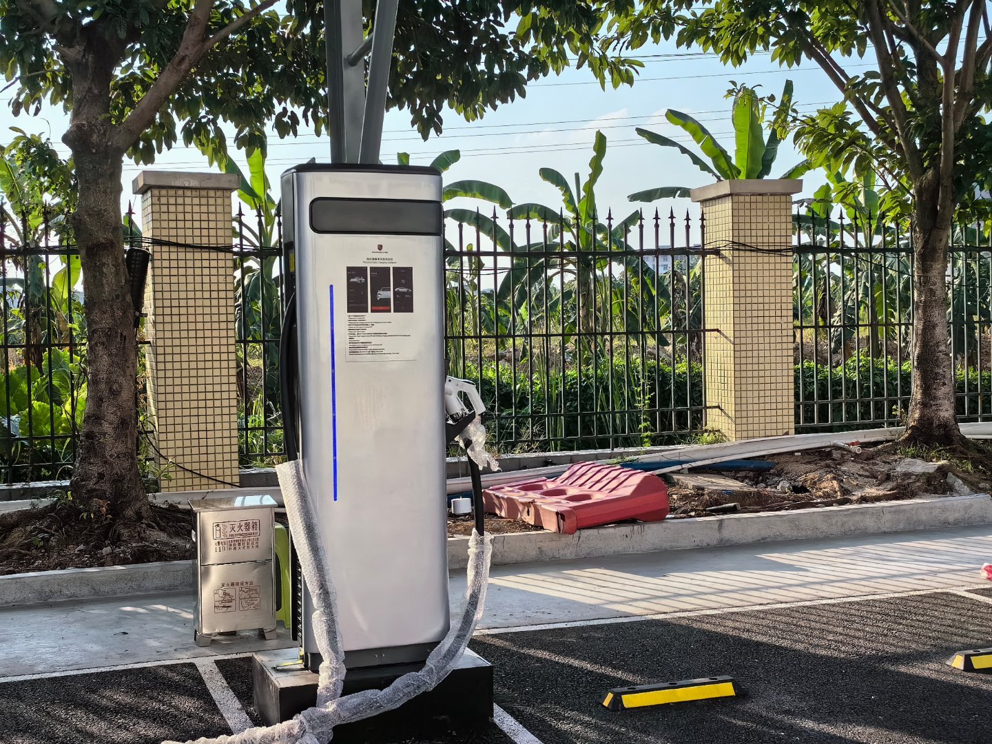 保时捷推出感应式电动汽车充电系统 让充电变得像停车一样简单保时捷推出感应式电动汽车充电系统 让充电变得像停车一样简单