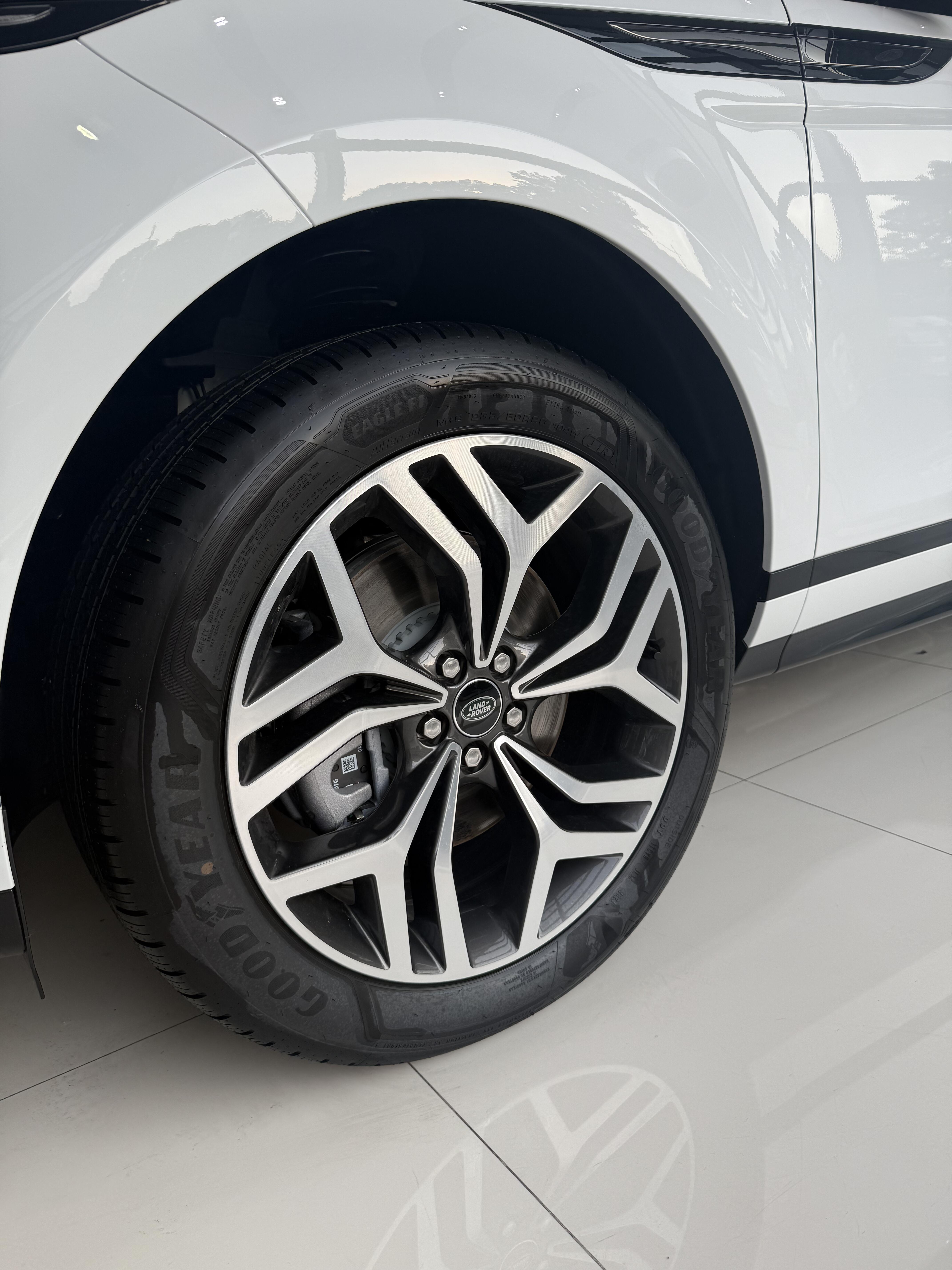 天津华夏安邦名车添越报价203万起 欢迎前来试驾