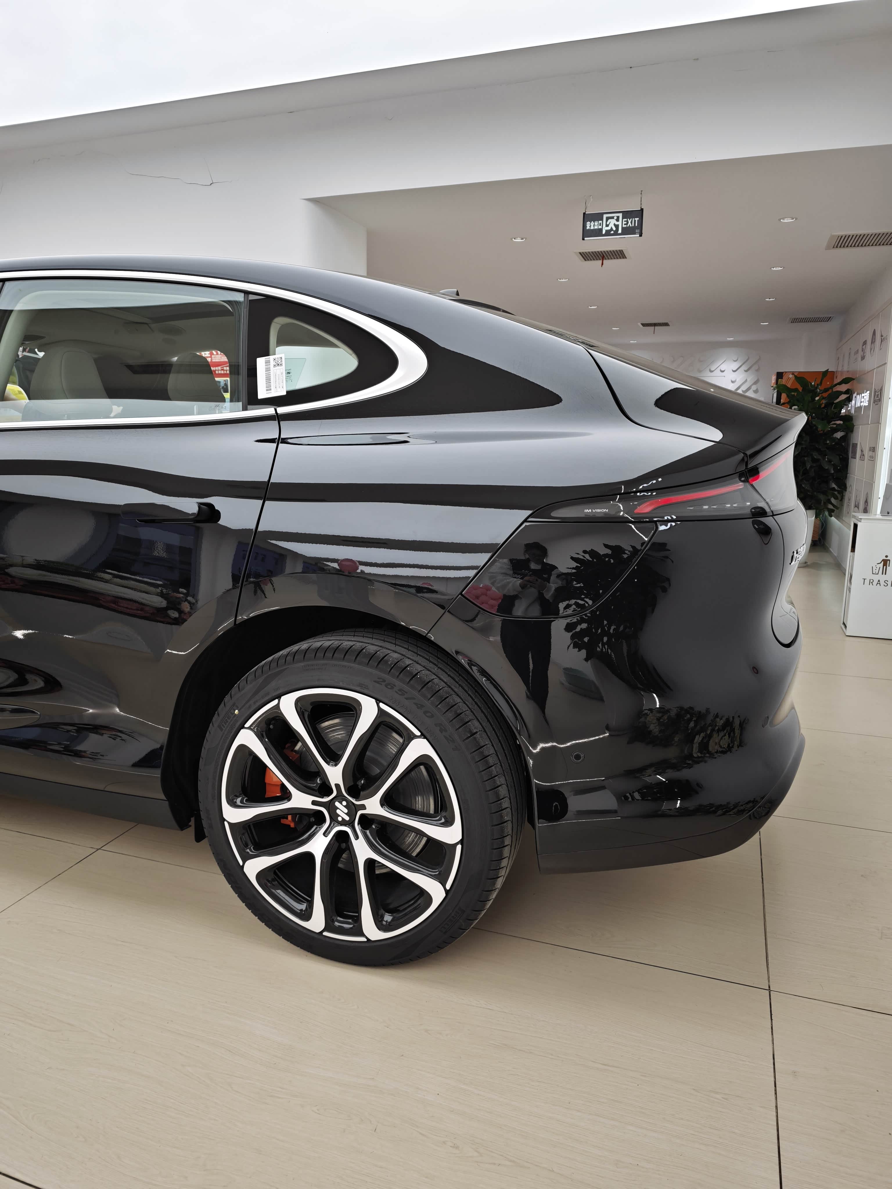 全新智己LS6车尾官图发布 增加增程动力