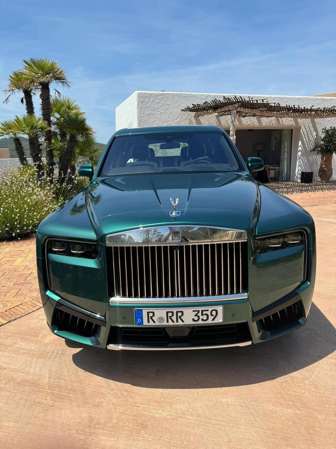 成都库里南价格最低626万起 欢迎试乘试驾