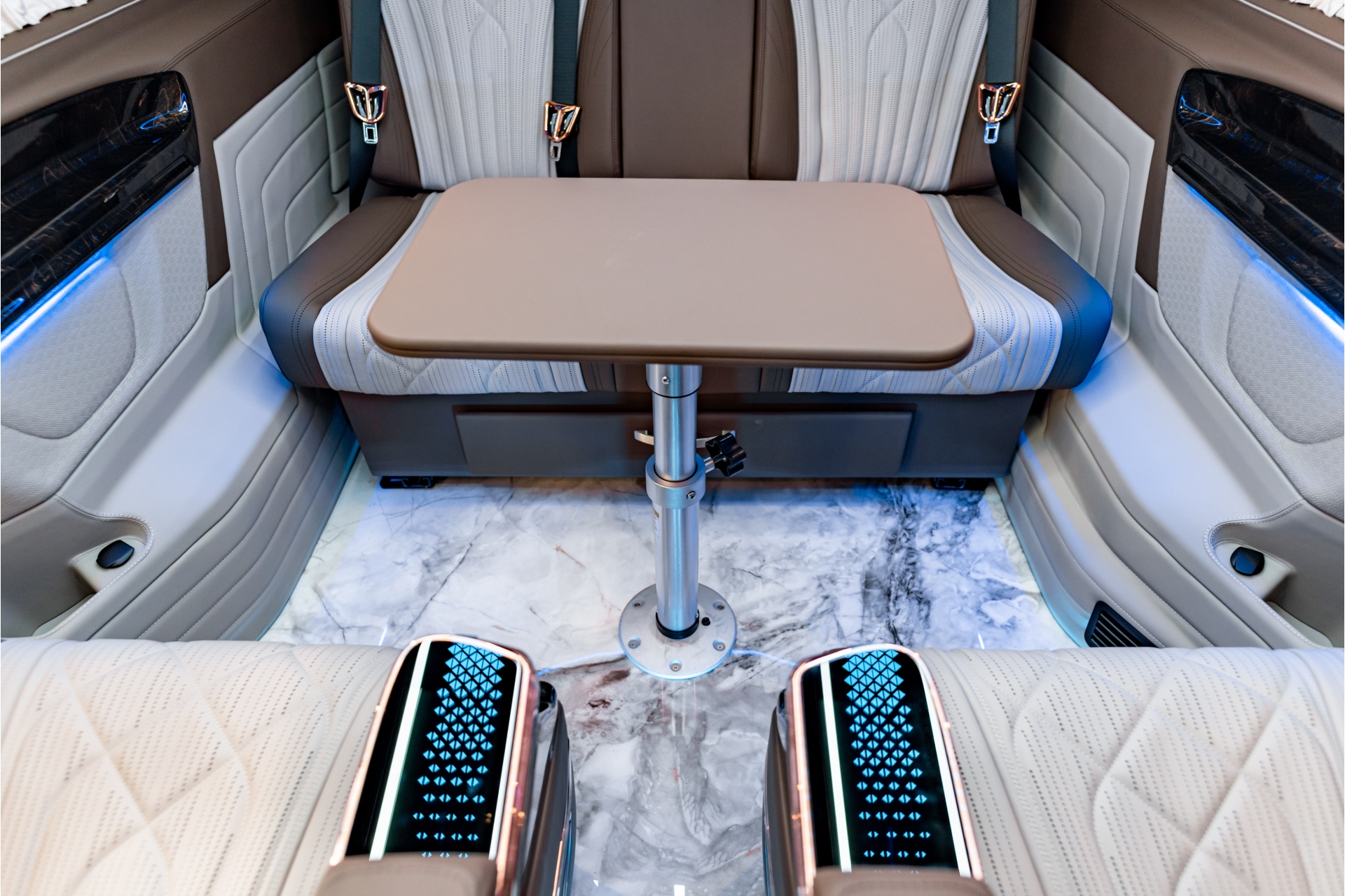 突破奔驰商务改装常见设计，这一款影院级头等舱风格你喜欢看吗？