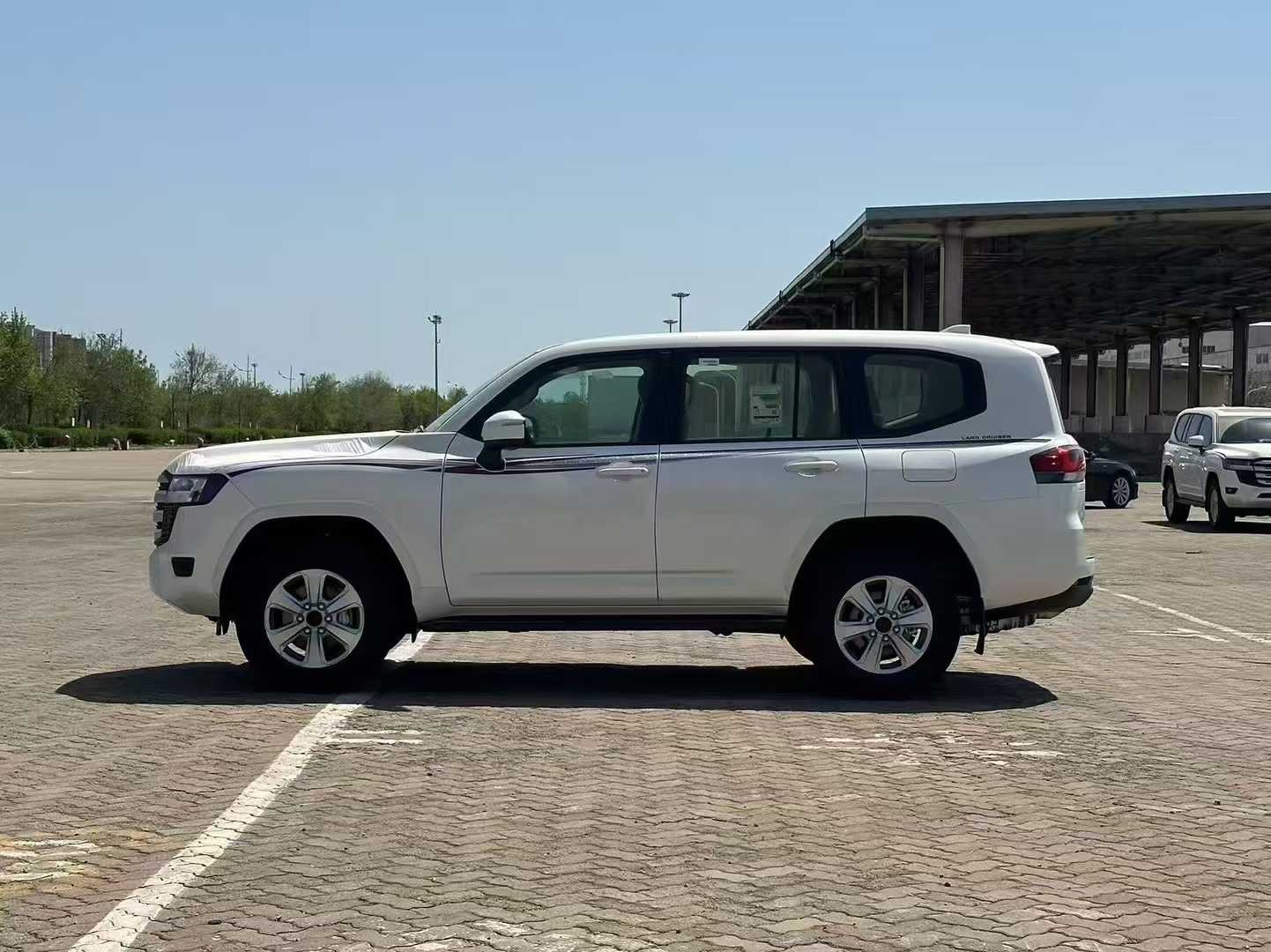 成都兰德酷路泽中东版团购价格69万起 欢迎到店试驾