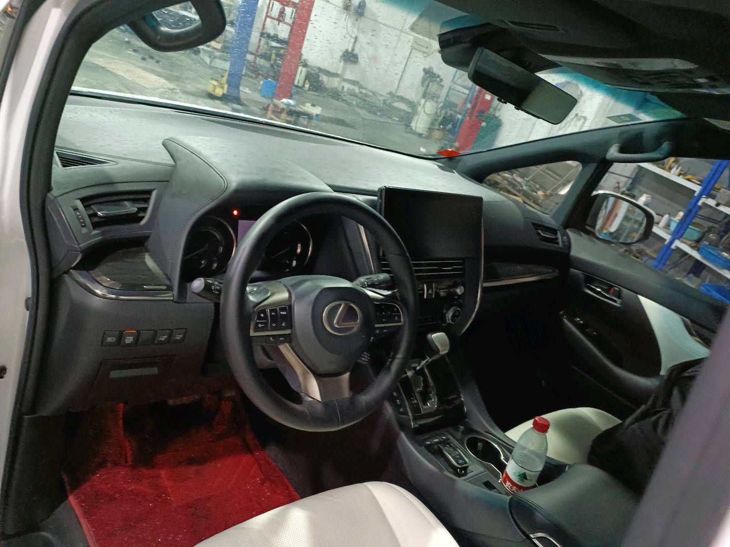 成都雷克萨斯LM欧版目前售价125万起 欢迎到店试驾