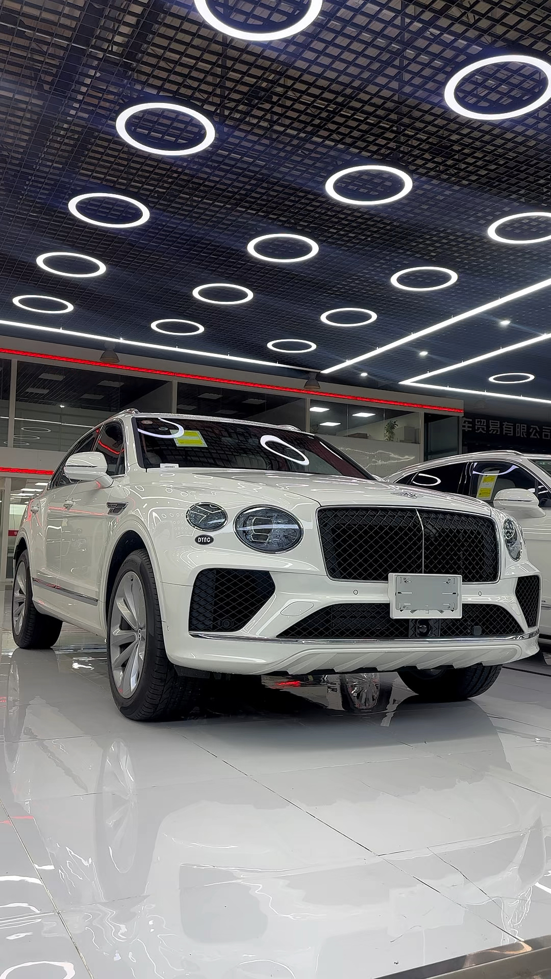 成都平行进口宾利添越美版最新报价285万起 欢迎上门试驾