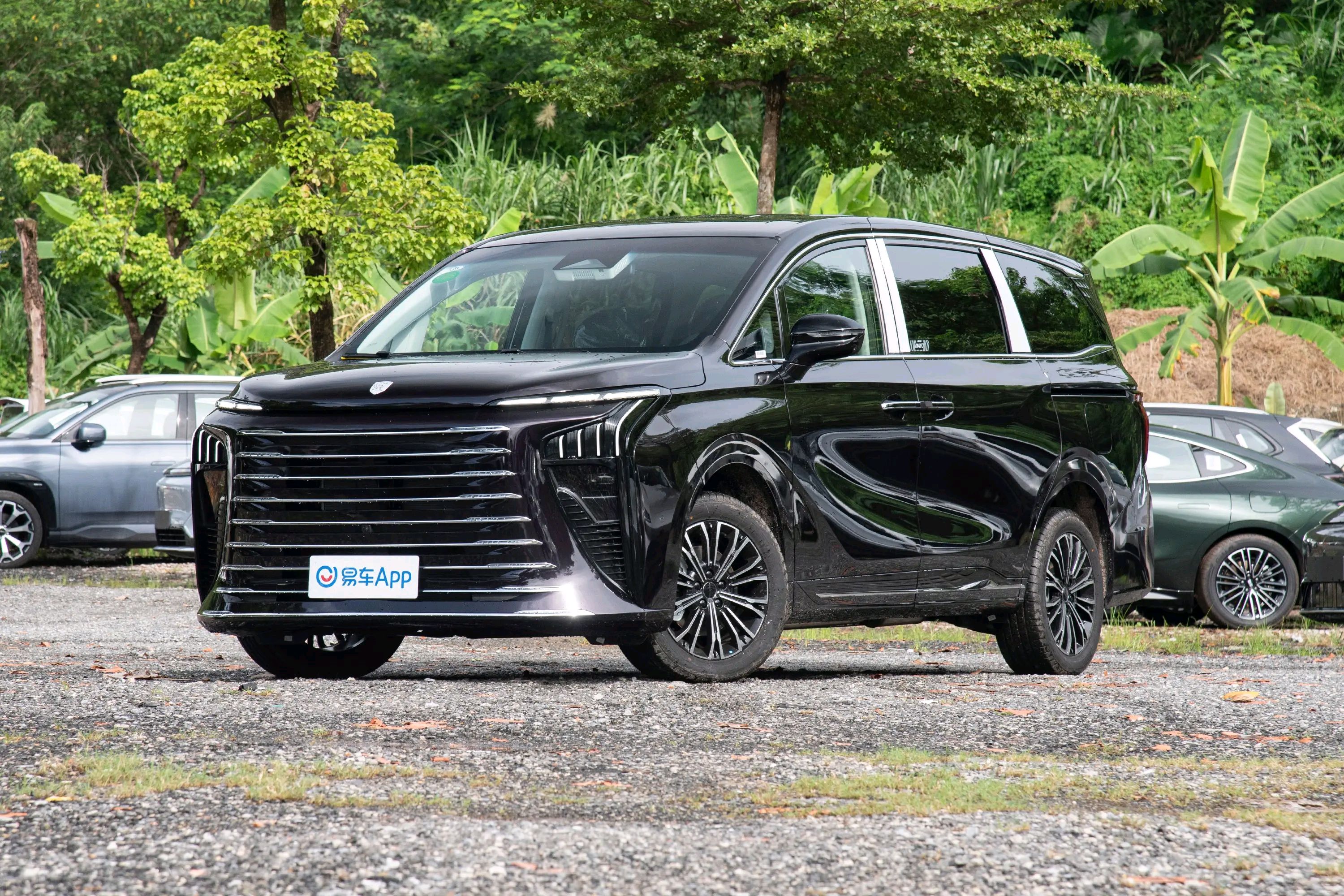 四排八座还没里程焦虑，吉利增程MPV银河V900来了