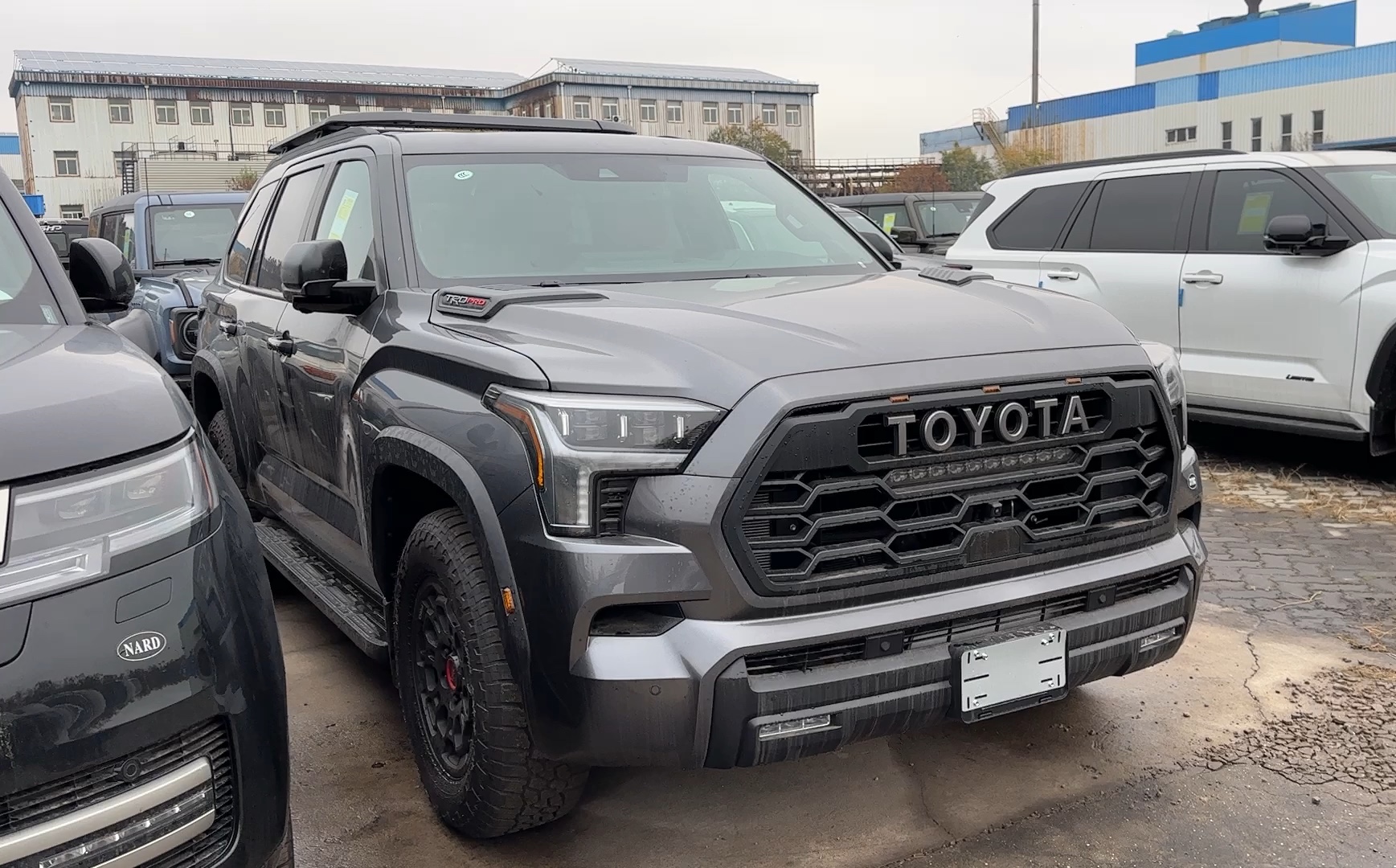 气场超越陆巡，外挂备胎+车顶行李箱，2024红杉实拍，新潮又大气