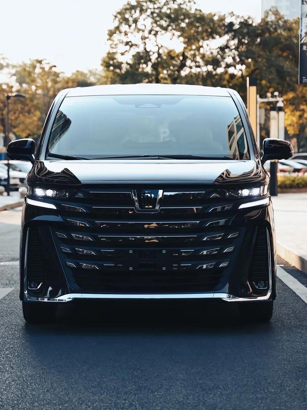 89.9万起 全新丰田皇冠威尔法上市