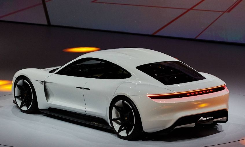 特斯拉瑞典充电站遇袭，电缆被泼水冻结