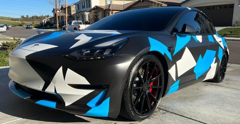 特斯拉瑞典充电站遇袭，电缆被泼水冻结